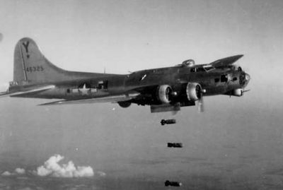 483d BG B-17 dropping bombs (cropped).jpg