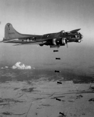 483d BG B-17 dropping bombs.jpg